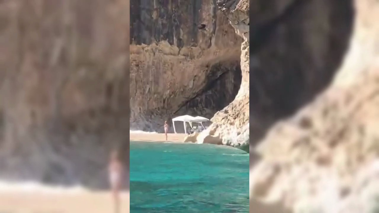 Estate cafona a Cala Luna, nelle grotte spuntano gazebo e sdraio