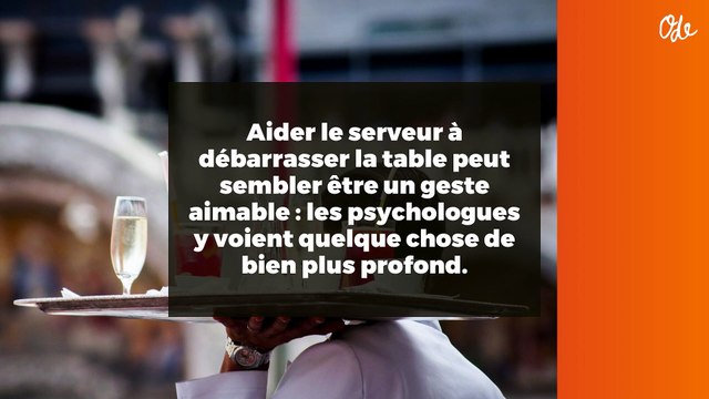 Aider le serveur à débarrasser la table peut sembler être un geste aimable : les psychologues y voient quelque chose de bien plus profond.