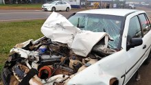 Forte colisão traseira deixa Gol destruído na BR-277, em Cascavel