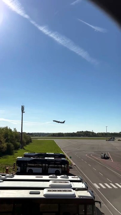 🛫 On peut assister aux decollages des avions ✈️ depuis le Parking Open Air G du Findel (Aeropo.mp4
