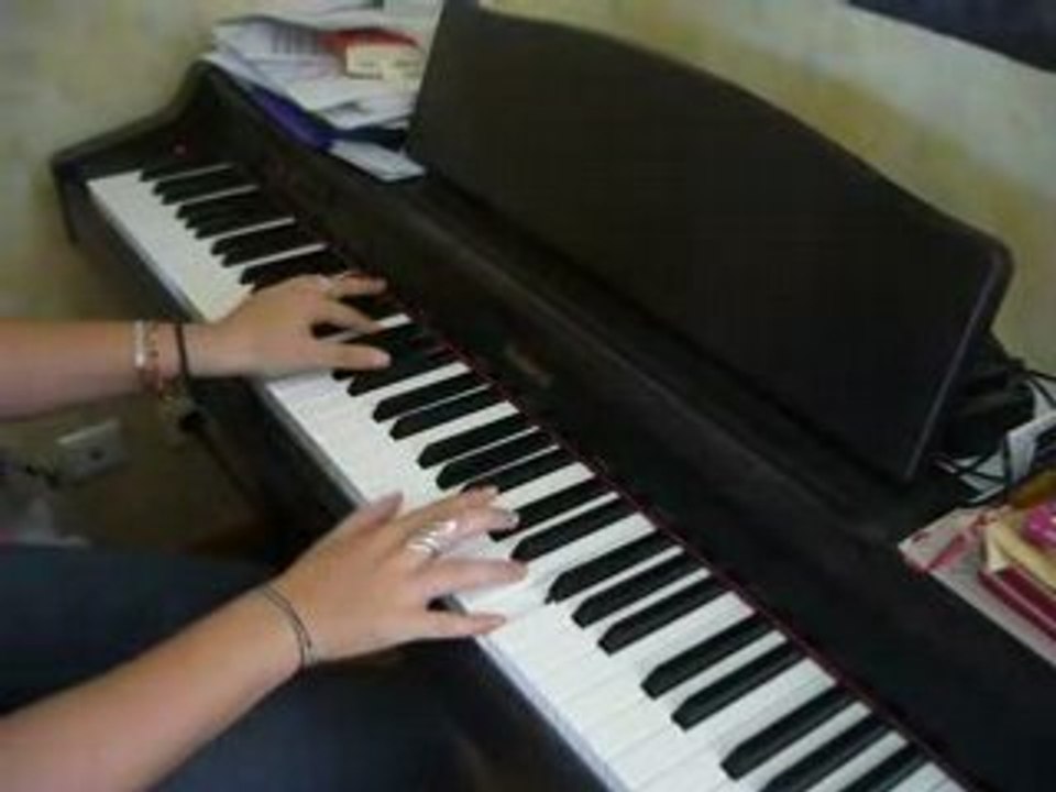 Caro invente un morceau.