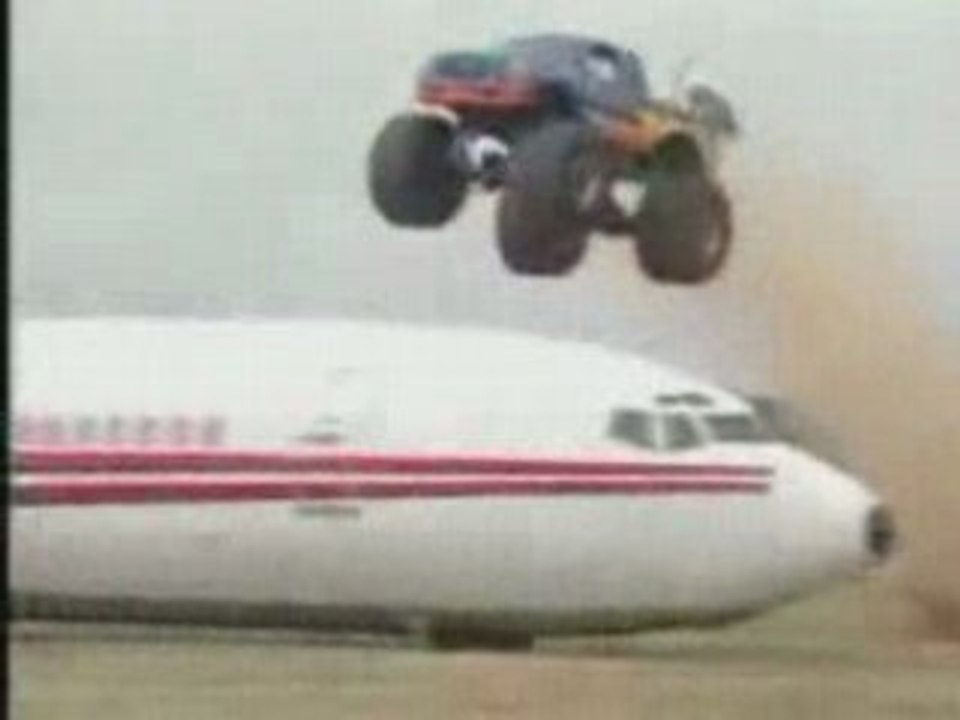 Un monster truck saute par dessu un avion !