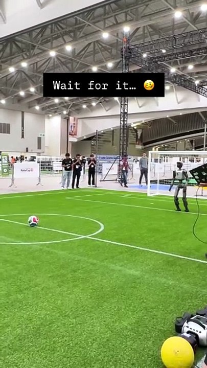 Un robot humanoïde s’effondre avant de frapper le ballon à la RoboCup 2026