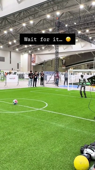 Un robot humanoïde chute avant de tirer au but à la RoboCup 2026