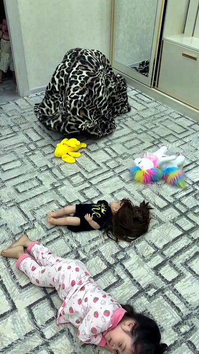 Quand un parent-monstre « mange » sa fille, la petite sœur panique pour de vrai