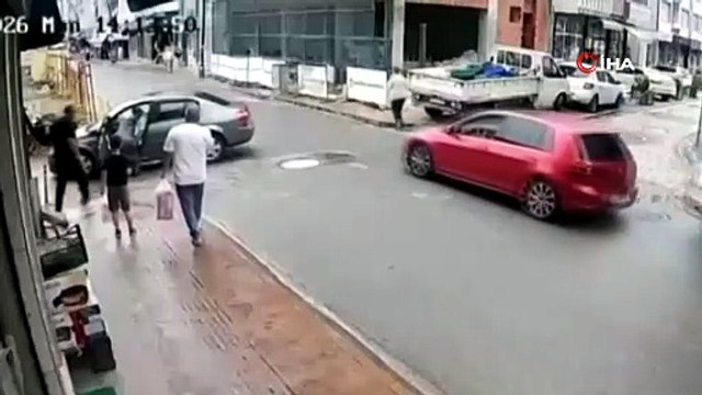 Direksiyon başında fenalaşan sürücü az kalsın faciaya neden oluyordu... Korku dolu anlar kamerada