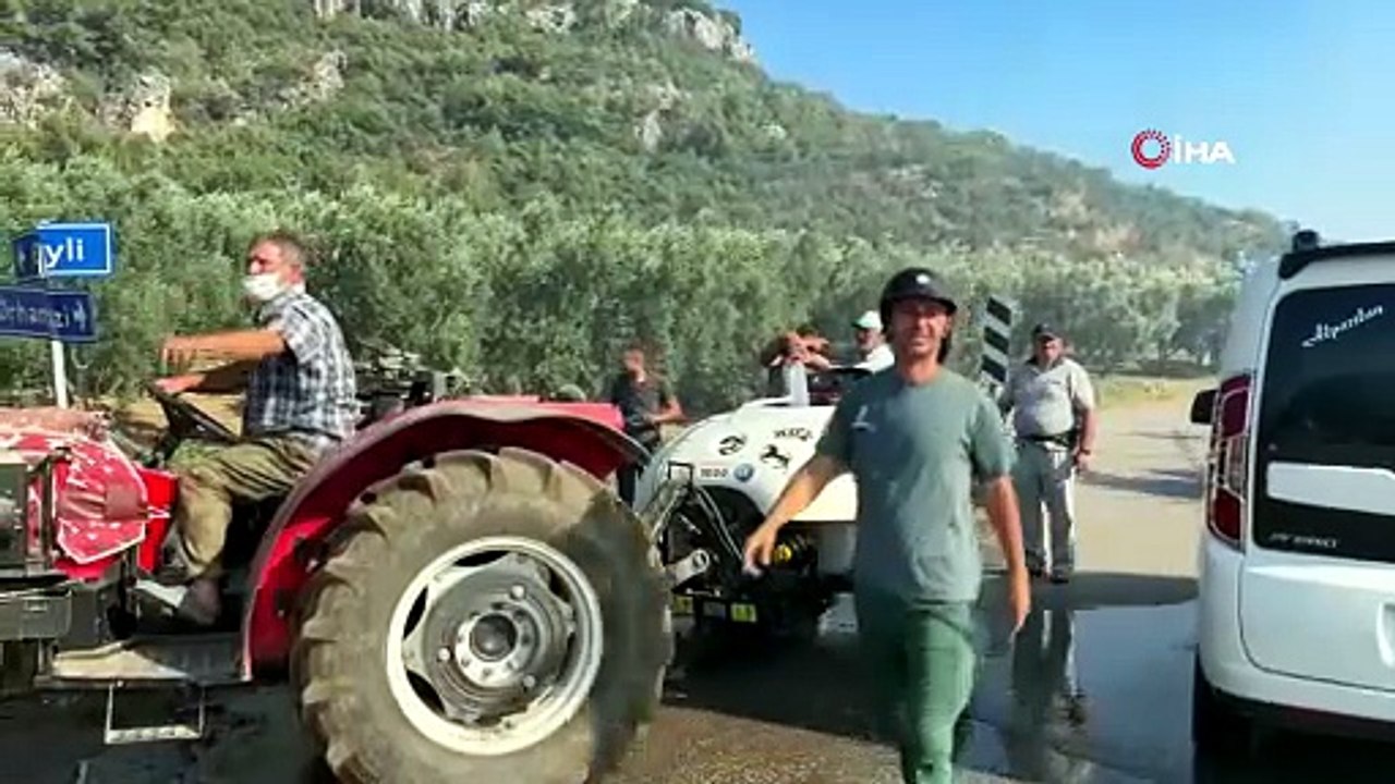 Çiftçiler traktörleriyle yangın bölgesine koştu