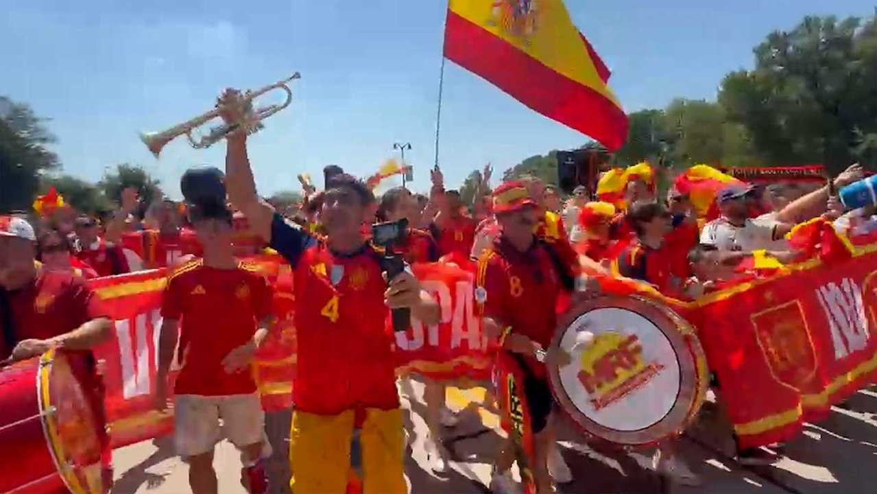 Ni el calor puede con la afición española: así fue la marcha de la marea roja hacia el estadio de Dallas