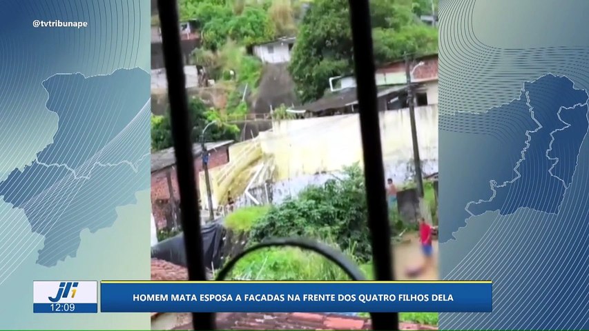 Homem mata esposa a facadas na frente dos quatro filhos dela
