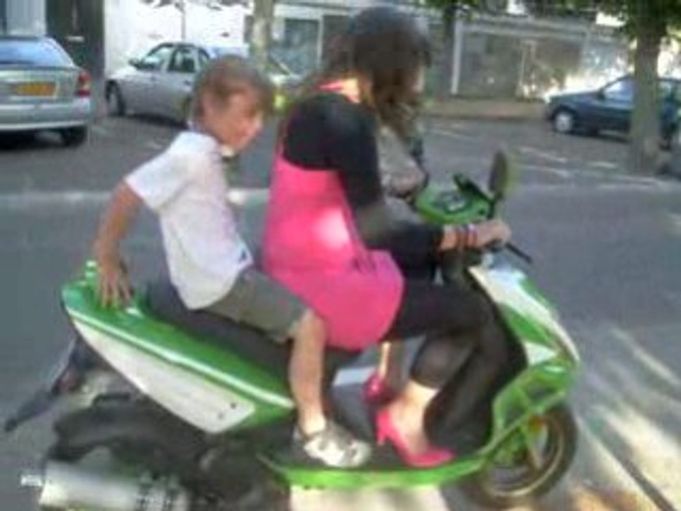 Cey que sa bouge sur le scoot xD