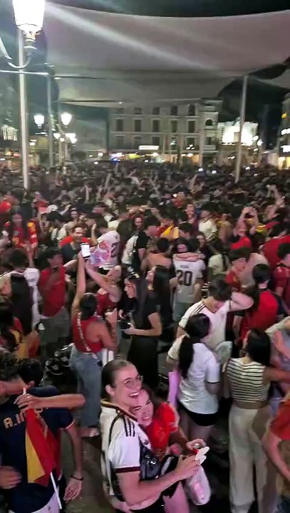 Aficionados celebran el triunfo de España ante Portugal.