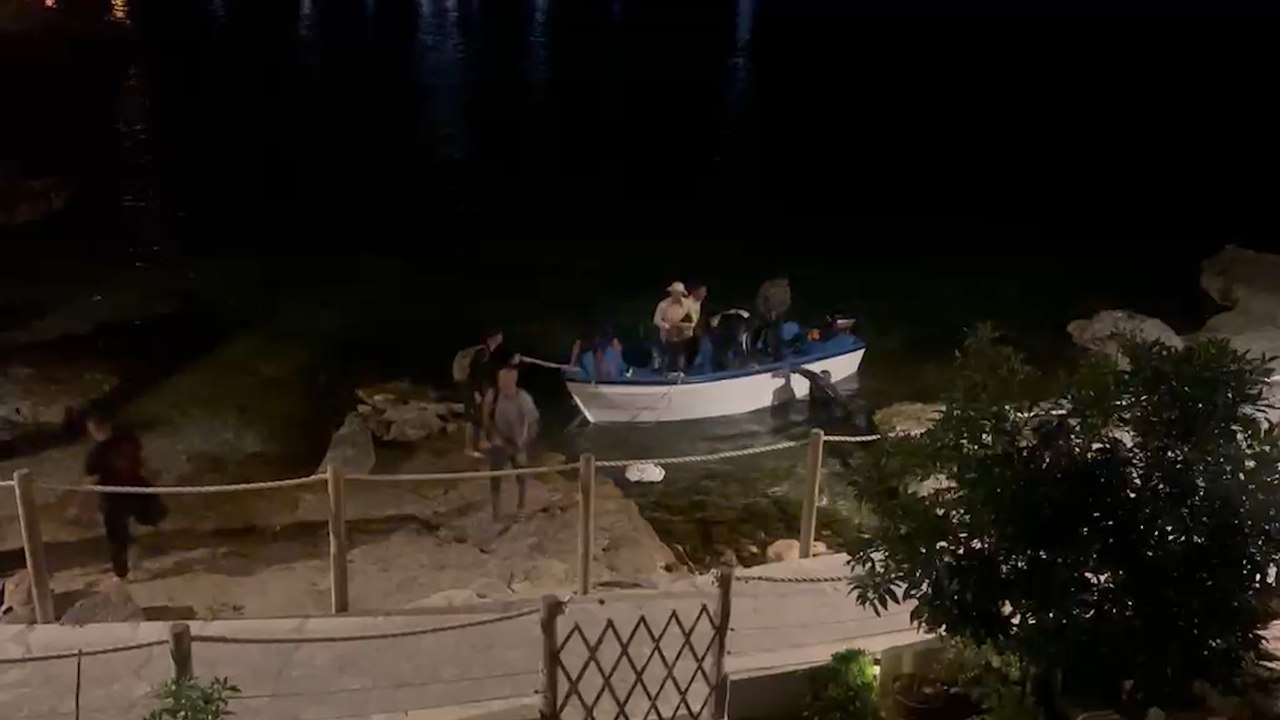 Así llegan los inmigrantes en patera a las costas de Mallorca: todo hombres en edad militar y tirando cosas al mar