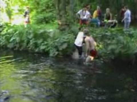 Durch den Fluss auf die Fanmeile