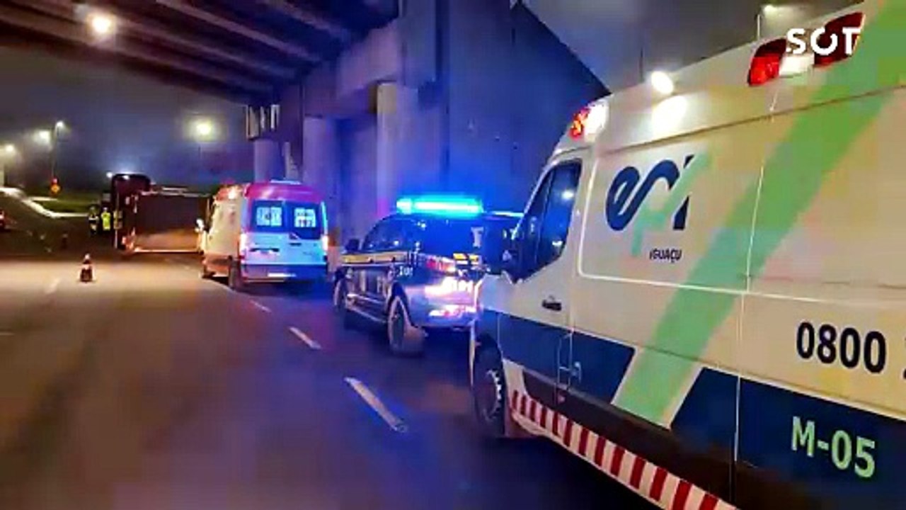 Carreta de caminhão paraguaio tomba no Trevo Cataratas e motorista saí ileso em Cascavel
