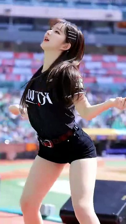 Stunning Kim Jin-ah Performs Whiplash Dance + Cheerleader EP 120