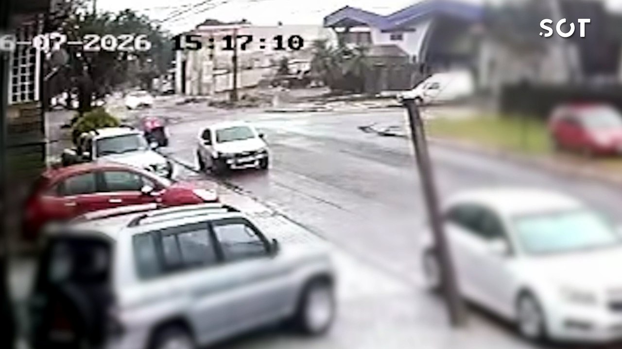 Colisão entre dois carros é flagrada por câmeras de monitoramento no bairro São Cristóvão, em Cascavel