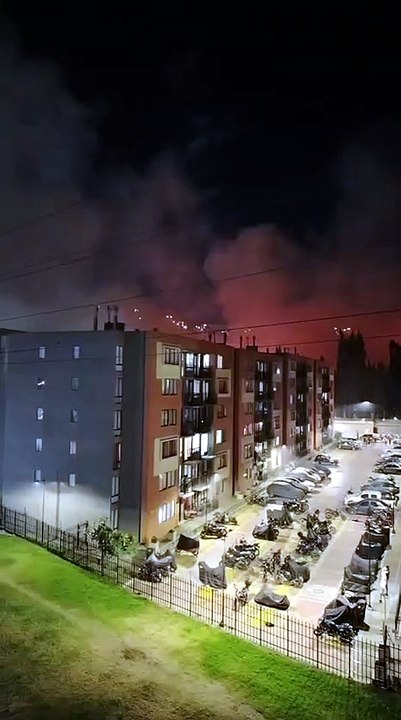 Fuerte incendio forestal cerca de un conjunto residencial en Soacha
