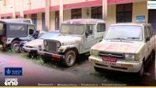 മുൻപ് സർക്കാരിന്റെ സ്വന്തം, ഇപ്പോൾ പറമ്പിന് കൂട്ട്; പഴയ വാഹനങ്ങളുടെ ശവപ്പറമ്പായി കലക്ടറേറ്റ് പരിസരം