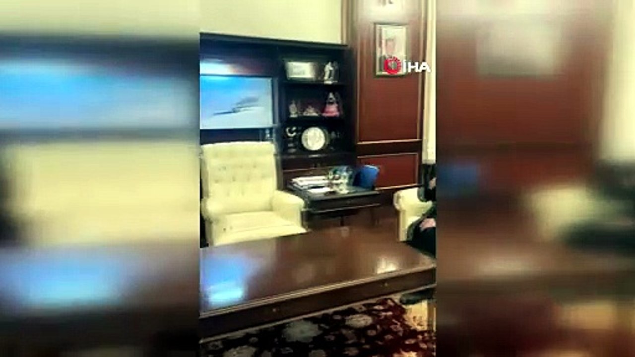 Türkiye makam aracındaki Türk Bayrağını öpen Neriman teyzeyi konuşuyor