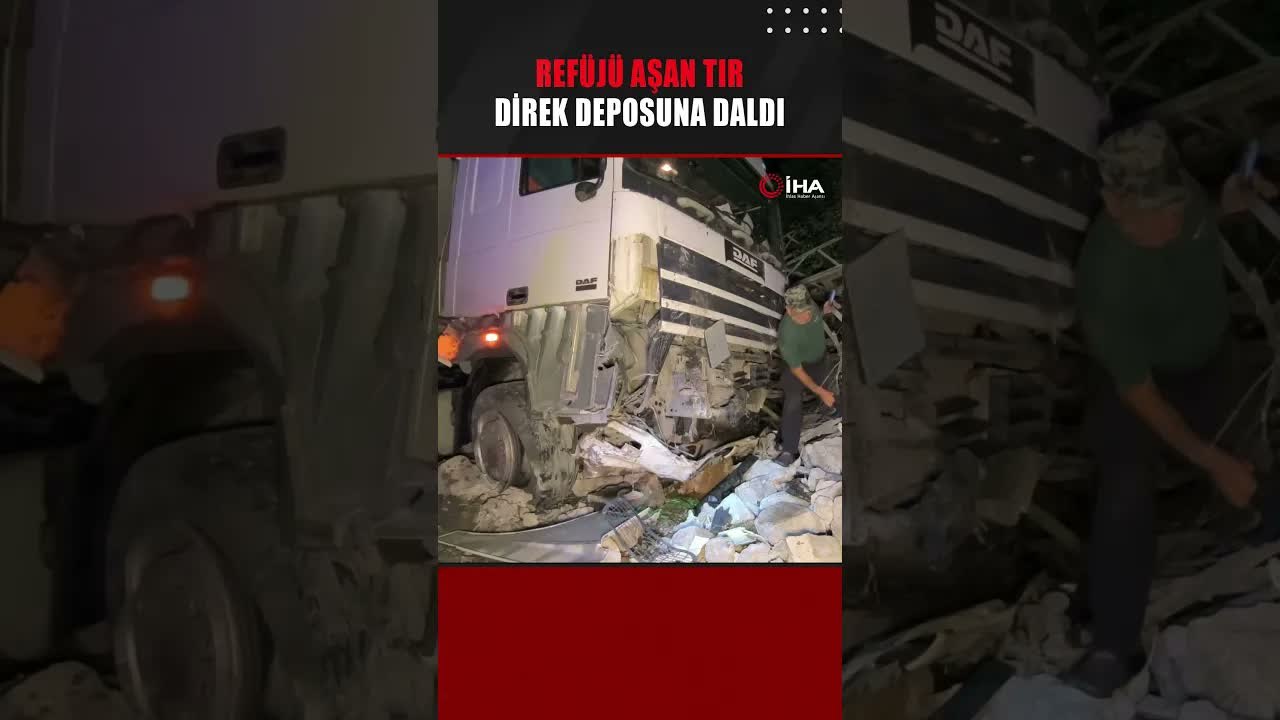 Erzurum'da tır refüjü aşıp direk deposuna daldı