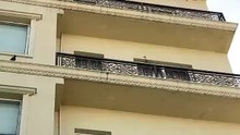 Ce balcon abandonné chaque année pour laisser vivre des centaines d’hirondelles