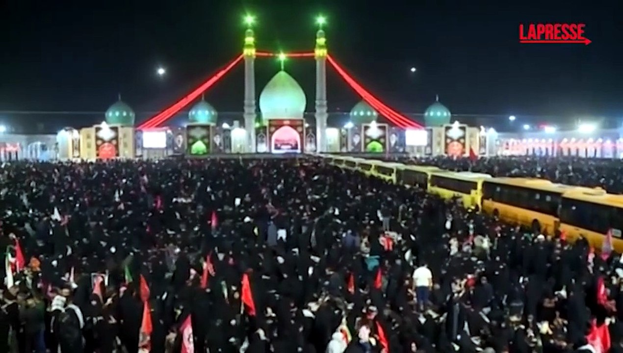 Iran, la salma di Ali Khamenei arriva nella citt? santa di Qom: folla immensa ad accoglierla
