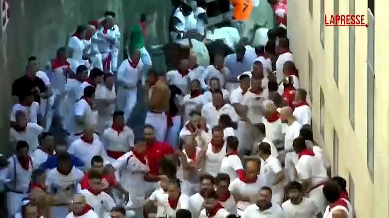 Spagna, la corsa dei tori a Pamplona per San Fermin