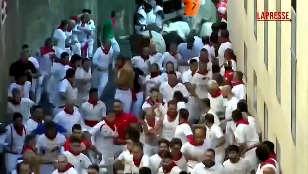 Spagna, la corsa dei tori a Pamplona per San Fermin