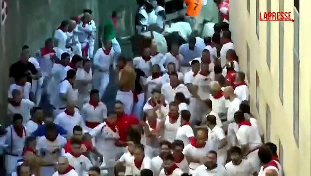 Spagna, la corsa dei tori a Pamplona per San Fermin