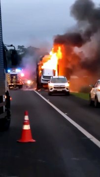 Caminhão cegonha pega fogo e destrói aproximadamente 10 carros na BR-277