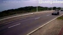 Avião de pequeno porte cai na restinga de Meia Praia, em Navegantes