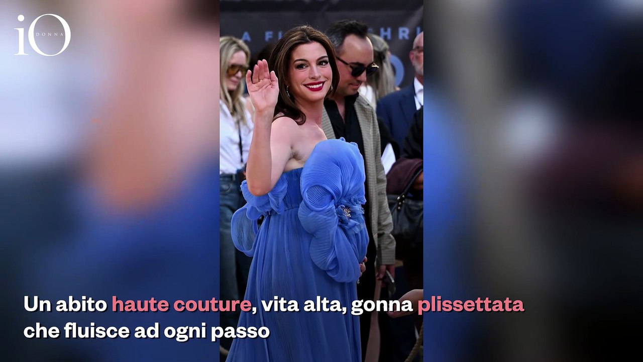 Anne Hathaway è nel pieno della sua "pregnancy glow". L'abito Dior di Londra è un visione celeste
