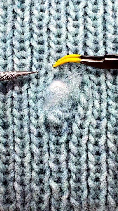 Réparer un trou en laine comme par magie : la technique invisible d’Alexandra Brinck