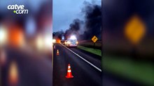 Caminhão-cegonha carregado com veículos pega fogo na BR-277 e interdita rodovia em Céu Azul