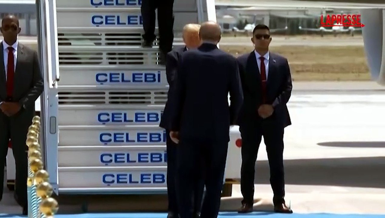 Vertice Nato, Donald Trump arrivato ad Ankara: lo accoglie Erdogan che lo tiene sotto braccio