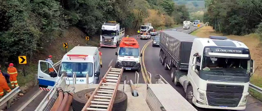 Motorista tem braço amputado em tombamento e índios saqueiam carga de frango na BR-277