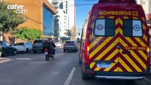 Motociclista sofre queda ao acessar estacionamento de empresa na Rua São Paulo