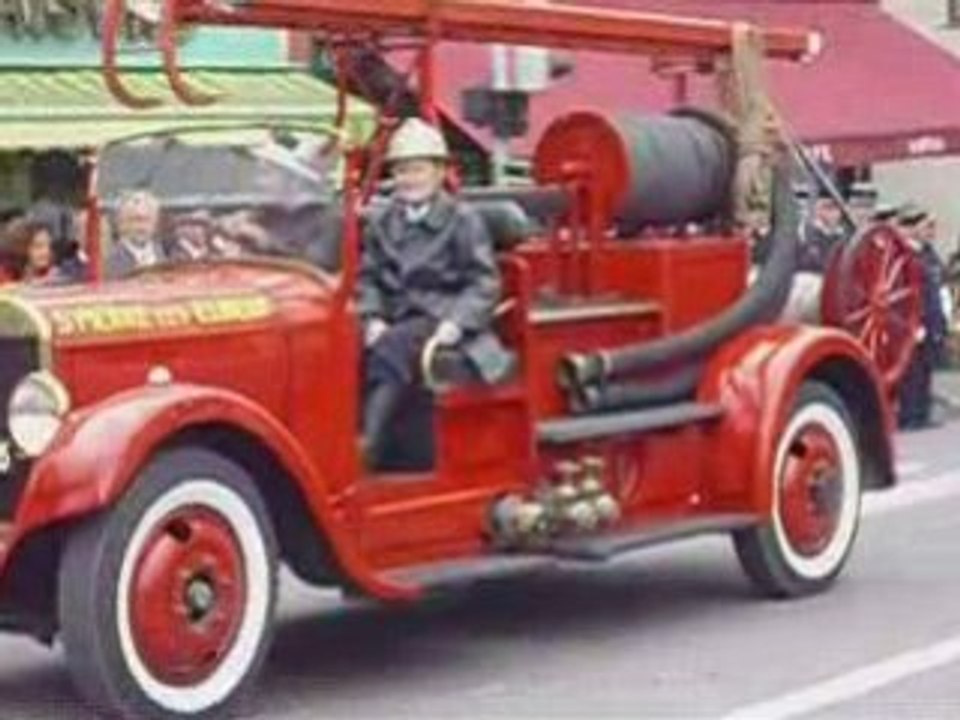 défilé de véhicules anciens de pompier