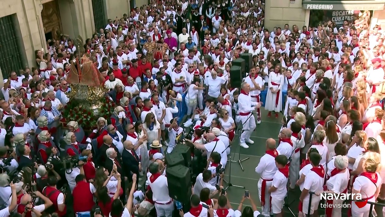Pamplona abraza a su glorioso San Fermín