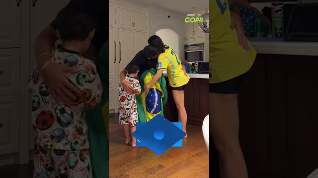 Paquetá recebe o carinho da família após eliminação do Brasil: ‘Te amamos’ #shorts