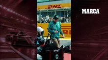 Alonso se lo pasa en grande con su Lego