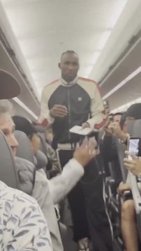 Julián Quiñones recibido con aplausos en un avión en su regreso a México