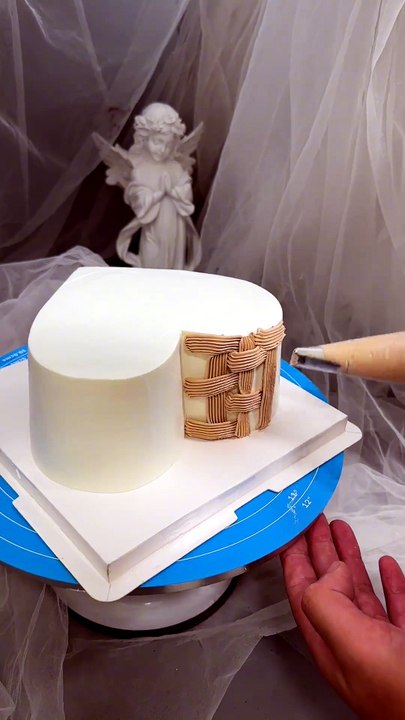 Satisfying Heart-Shaped Basket Weave Cake Piping 🧺❤️