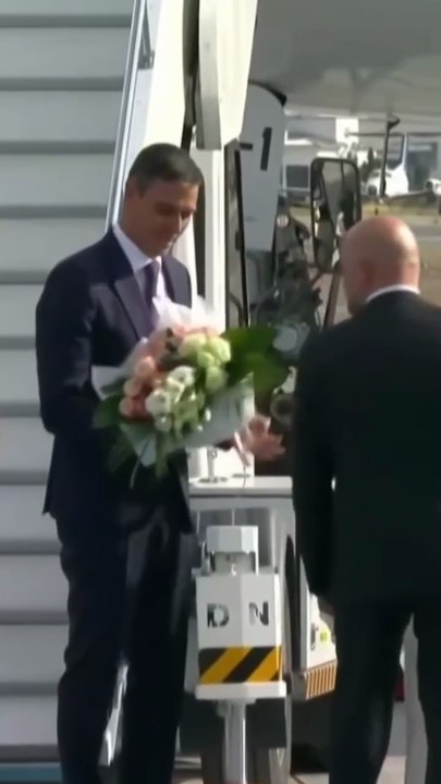 Ankara recibe a Sánchez con dos ramos de flores, uno para Begoña Gómez pese a su ausencia.