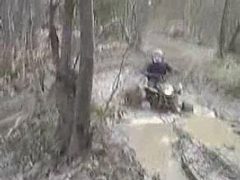 traversée de flaque en quad dirt , Romain dans la boue