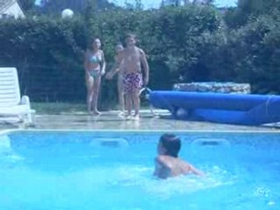 dans la piscine