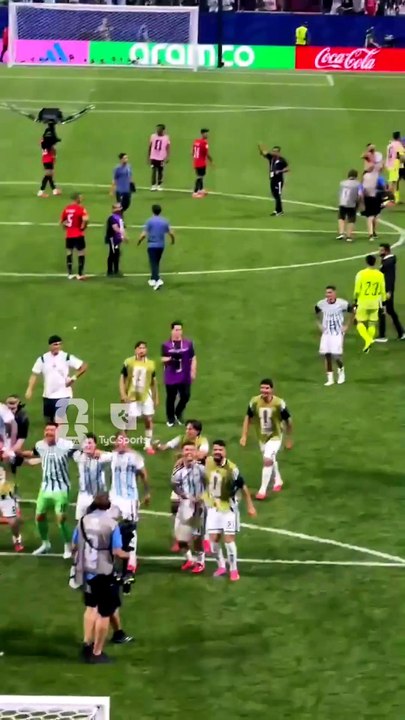 "La Scaloneta" festejó con la hinchada tras la remontada frente a Egipto