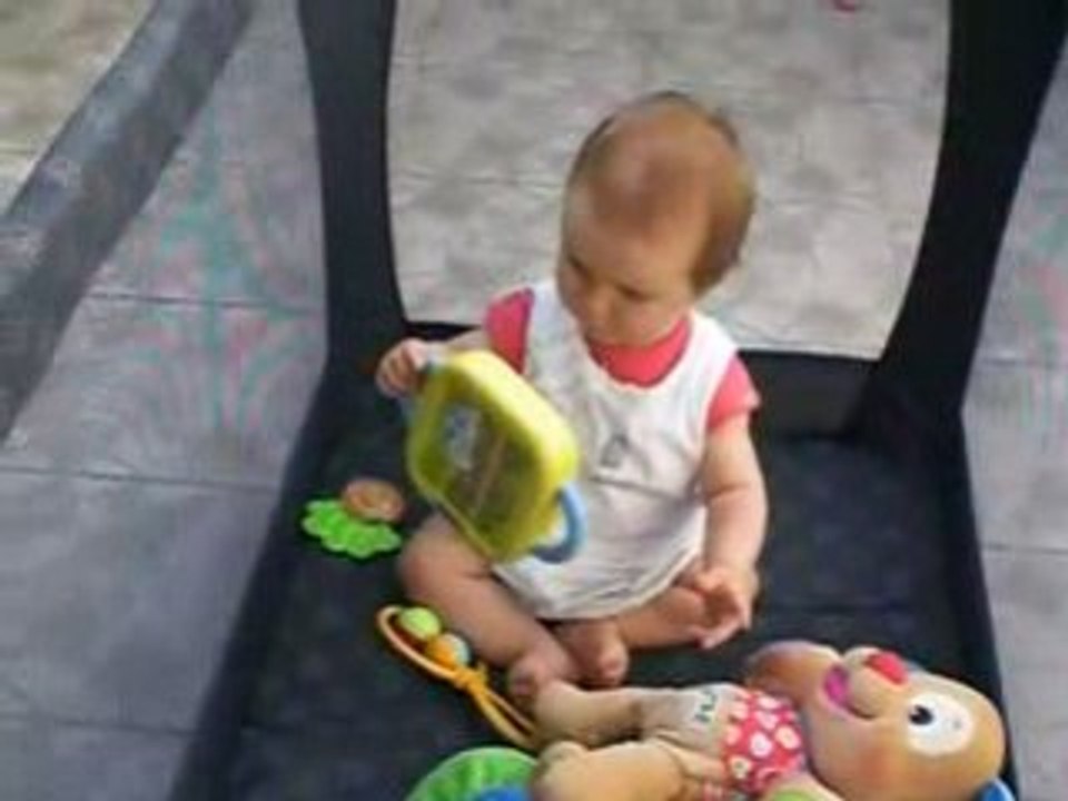 Célia dans son parc improvisé