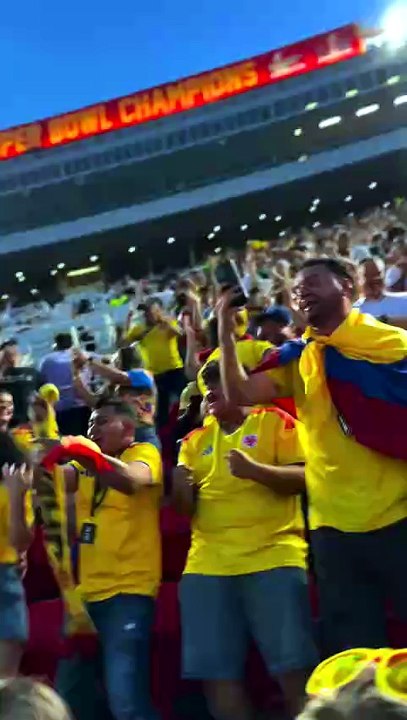 #Día26enElMundial ¡La fiebre amarilla colombiana en Kansas. Fiesta de los parceros que jugarán y disfrutarán de los octavos de final. Una viaje larguísimo pero que valió la pena al mil…aquí les dejo mi vlog cubriendo la Copa del Mundo 🏆✨