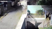 Vídeo mostra mulher sendo assassinada a facadas pelo companheiro no meio da rua